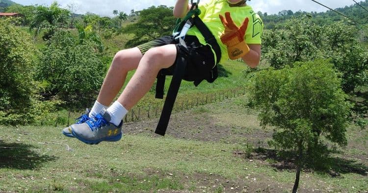 Aventura en tirolesa con adrenalina ecológica
