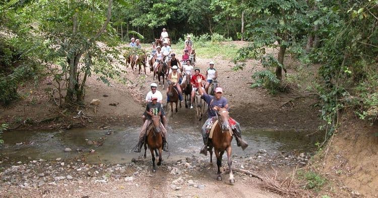 Adrenalina en tirolesa y cabalgata
