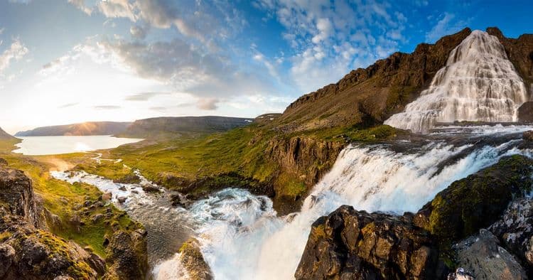 Cascada Dynjandi y pueblo local
