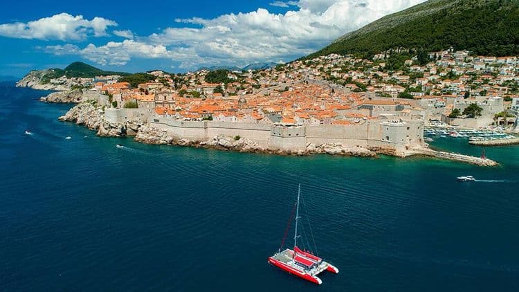 Paseo en catamarán urbano y escapada a la playa