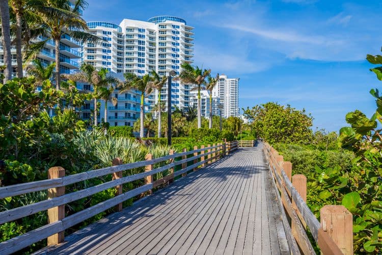 Miami Beach Walking Tour - Art Deco & Ocean Breeze ( Tour and Hotel Transfer)