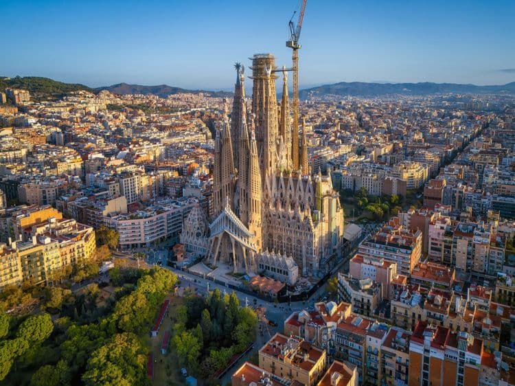 Beautiful Barcelona with Lunch (Tour & Airport Transfer)